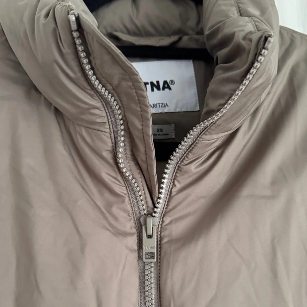 Aritzia Chelsea Taupe Jacket puffer - Picture 4 of 8